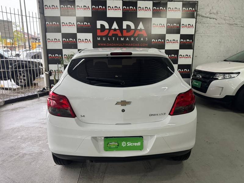 CHEVROLET - ONIX - 2015/2015 - Branca - R$ 53.900,00