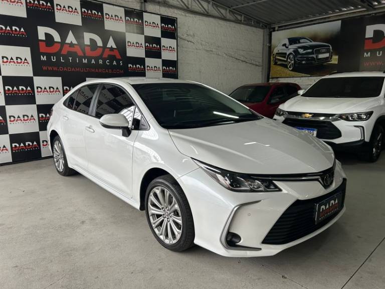 TOYOTA - COROLLA - 2022/2023 - Branca - R$ 137.900,00