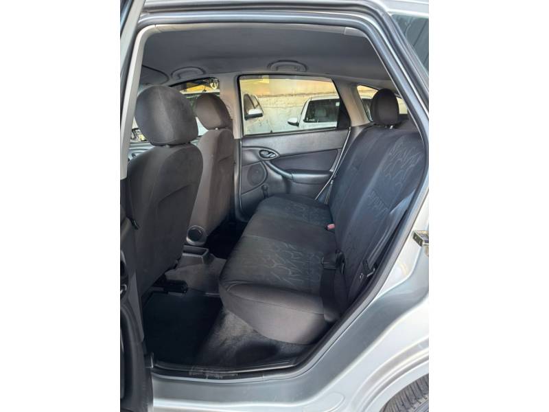 FORD - FOCUS - 2007/2008 - Prata - R$ 26.900,00